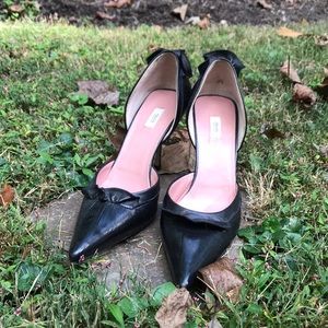 I am selling prada heels, pump like heels.